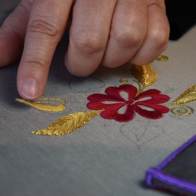Stage de broderie or.