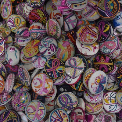 Des broches brodées pour la KempeR'Ose.