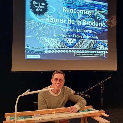 Échange autour de la broderie.