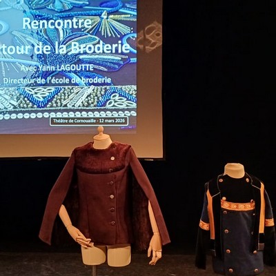 Échange autour de la broderie.