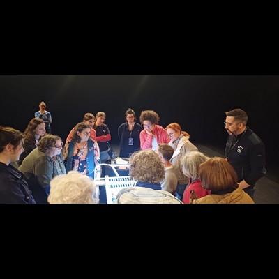 Échange autour de la broderie.