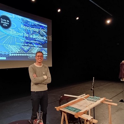 Échange autour de la broderie.